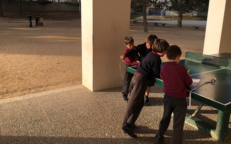 Els alumnes de Cicle Inicial mesuren el pati on juguen diàriament.