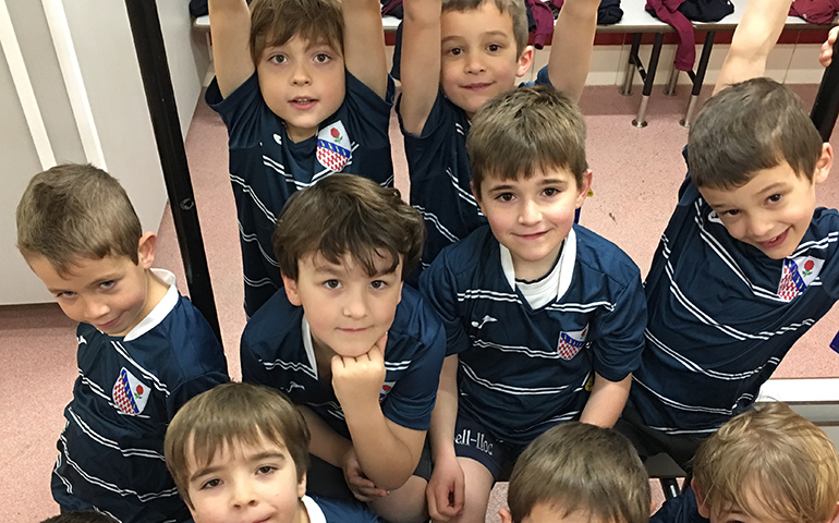 L’equip prebenjamí d’handbol va fer el seu primer partit amistós.