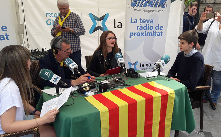 El dia de sant Jordi, l'Àlex Soriano llegeix en directe a Fem Ràdio