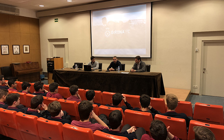 L’equip directiu del Girona FC amb els alumnes de 4rt ESO