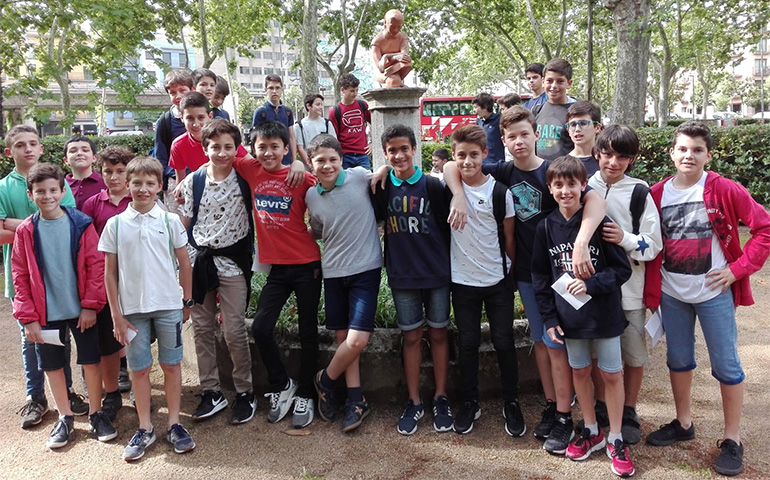 Els alumnes del pla d’excel.lència de 1r d’ESO visiten les escultures de Girona.